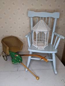 lot 142 image: Vintage Doll Furniture