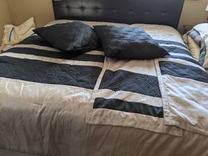 lot 240 image: King Size Comforter, Pillows & Shams