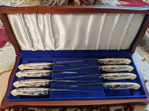 lot 246 image: Set of Vintage Camillus Knives in Wood Box