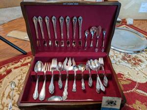 lot 248 image: Set of Vintage Rogers Bros. Remembrance  First Love Silverware in Wood Box