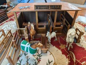 lot 249 image: Vintage Wooden Stable & Horse Toys