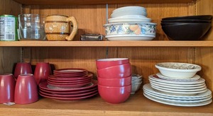lot 252 image: Assorted Plates, Bowls, Mugs, etc.