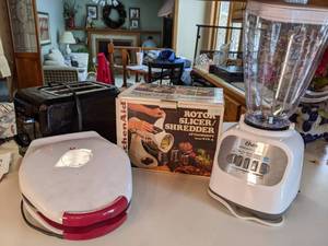 lot 256 image: Four Small Kitchen Appliances