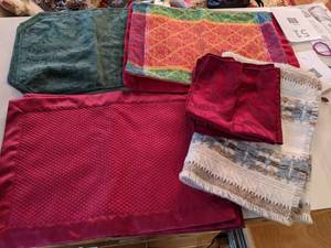 lot 258 image: Table Runner w Napkins & Placemats