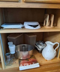 lot 260 image: Kitchen Scale, Cutting Board, Grinder, Napkin Holders, etc.