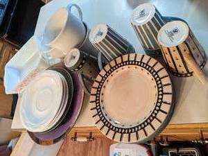 lot 262 image: Lot of Fun Dishes & Vintage Pyrex Covered Dish
