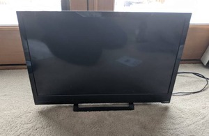 lot 302 image: 24 Vizio TV w Remote & Clear TV Antenna