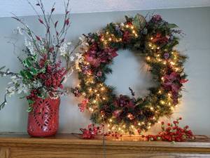 lot 314 image: Lighted Wreath & Festive Holiday Arrangement