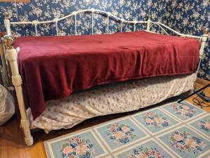 lot 200 image: Painted Metal Day Bed