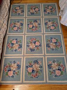 lot 221 image: 41 x 64 Floral Rug