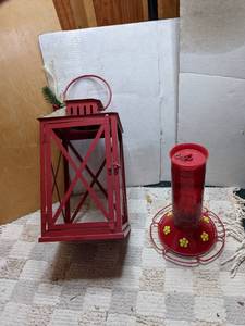 lot 403 image: Decorative Metal Lantern & Hummingbird Feeder
