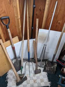 lot 414 image: Variety of Outdoor Garden Implements