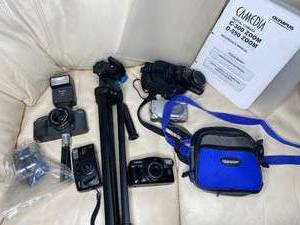 lot 540 image: Lot of Photographic Equipment - Five Cameras, Et Cetera