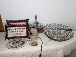 lot 607 image: Kitschy Decor