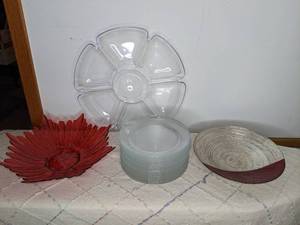 lot 609 image: Lot of Glass Trays, Plates, and Decorative Bowl