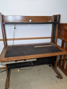 lot 621 image: Computer Desk