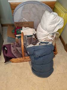 lot 625 image: Towels and Linens