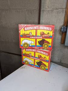 lot 629 image: Pair of Vintage Boxed Nabisco Barnums Animal Crackers 3 Piece Stoneware Sets