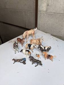 lot 636 image: Eleven Horse Figurines