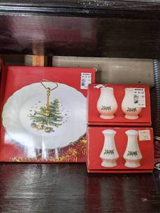 lot 639 image: Boxed Nikko Christmas Dining Set