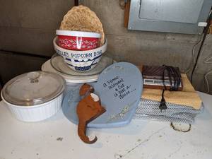 lot 655 image: Cookware, Vintage Clock Radio, Et Cetera