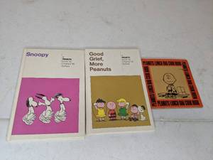 lot 160 image: Vintage Peanuts Books Weekly Readers & Cook Book