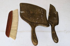 lot 175 image: Antique Art Nouveau Brass Dust Pan Set w Brush