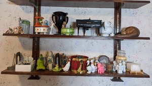 lot 60 image: Assorted Small Curios