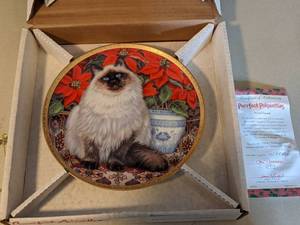 lot 67 image: Gre Girardi 1991 Purrfect Poinsettias Collectible Plate w 23K Gold Details