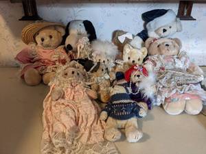 lot 71 image: Teddy Bear Collection (and One Snoopy)
