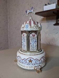 lot 74 image: Mr. Christmas Carousel - As Is