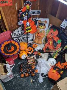 lot 423 image: Halloween Extravaganza