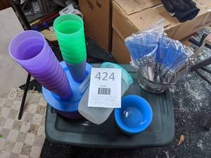 lot 424 image: Complete Set of Plastic Dishes