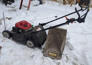 lot 443 image: Honda HRX217HXA Versamow Self-Propelled Lawnmower