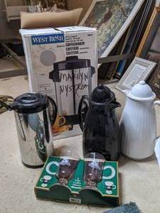 lot 712 image: Coffee Maker, Carafes and Glasses