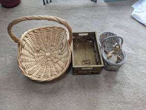 lot 319 image: Wicker Baskets & Box