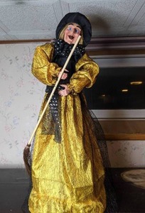 lot 721 image: Animatronic Singing Witch