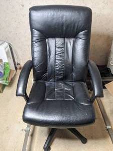 lot 722 image: Black Leather() Office Chair