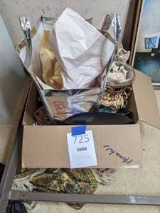 lot 725 image: Box of Miscellaneous Kitchen Items