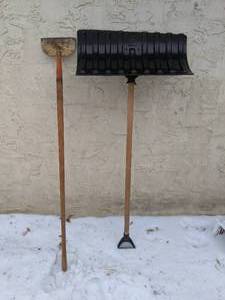 lot 329 image: Snow Shovel and Ice Scraper