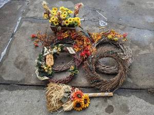 lot 354 image: Rustic Autumn Decor