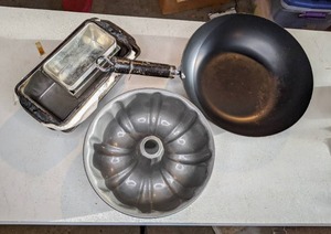 lot 396 image: Lot of Vintage Cooking & Baking Supplies