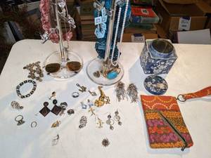 lot 805 image: Vintage Purse & Costume Jewelry