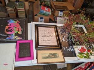 lot 816 image: Assorted Wall Decor