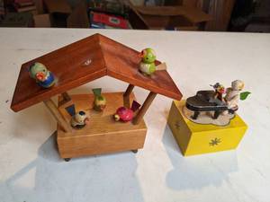 lot 822 image: Two Vintage Music Boxes