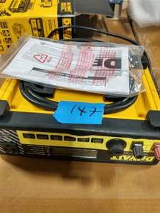 Dewalt 30 Amp Automotive 12-Volt Bench Battery Charger