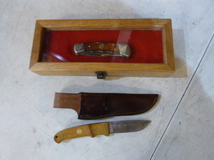 lot 59 image: 2 Commemorative Hunting Knives