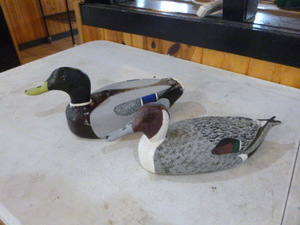 lot 70 image: 2 Decorative Ducks by August Machula