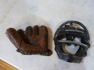 lot 80 image: Vintage Baseball Glove and Catchers Mask