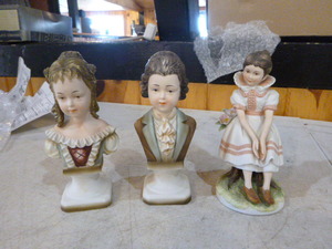 lot 118 image: Vintage Lefton China Figurines